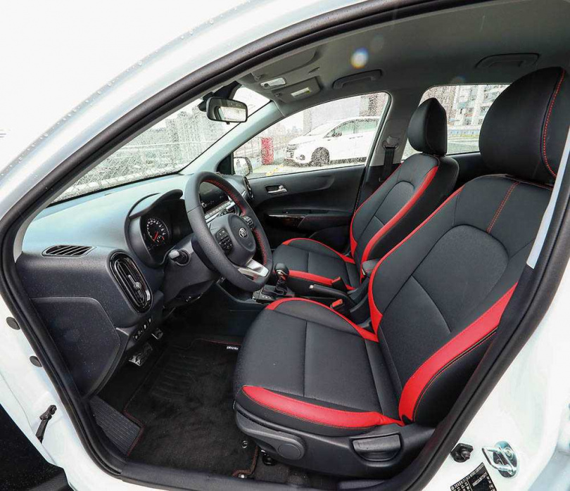有別於以往內裝樸實的韓系設計，Picanto GT-Line搭載黑紅雙色皮椅，光是坐在車內心靈馬力馬上提升20匹。（圖／王永泰攝）