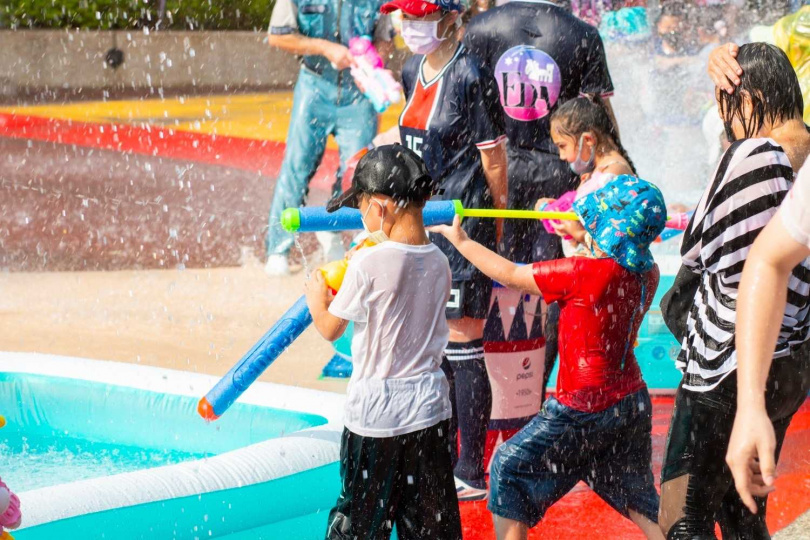 暑假期間園區內推出「義世界水漾運動狂歡節」媲美泰國潑水節，每日下午三點半精彩開戰。