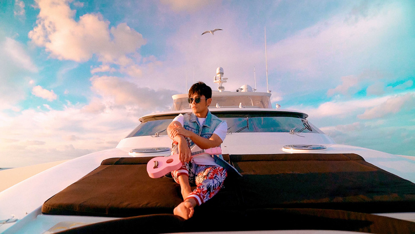 周杰倫在粉紅色湖泊拍MV，畫面相當夢幻。（圖／杰威爾提供）