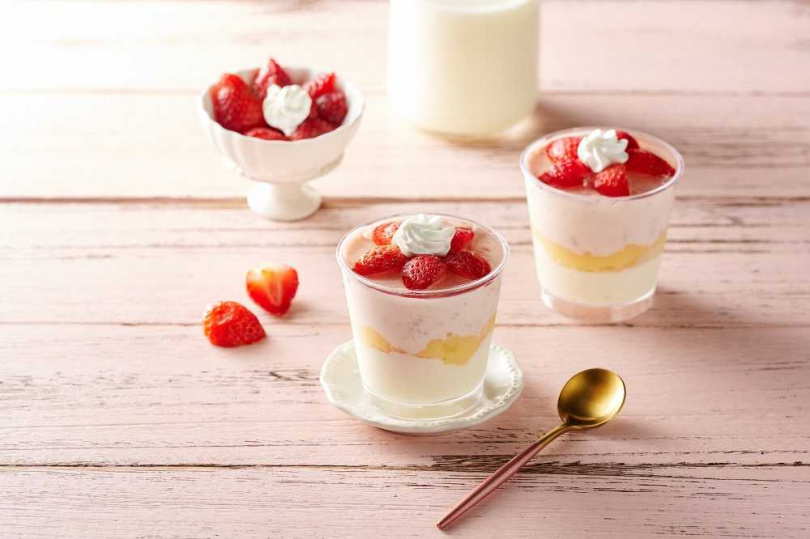 「草莓慕斯杯」有著乳酪、布丁、草莓、果凍，打造多層次的口感與色澤。