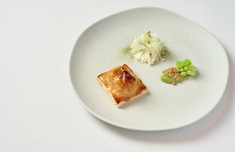 「無隅-Infinity」畢卡索食藝饗宴中，主廚首次選用西班牙野兔搭酥皮入菜，挑戰南部饕客味蕾。（圖／台南晶英酒店提供）