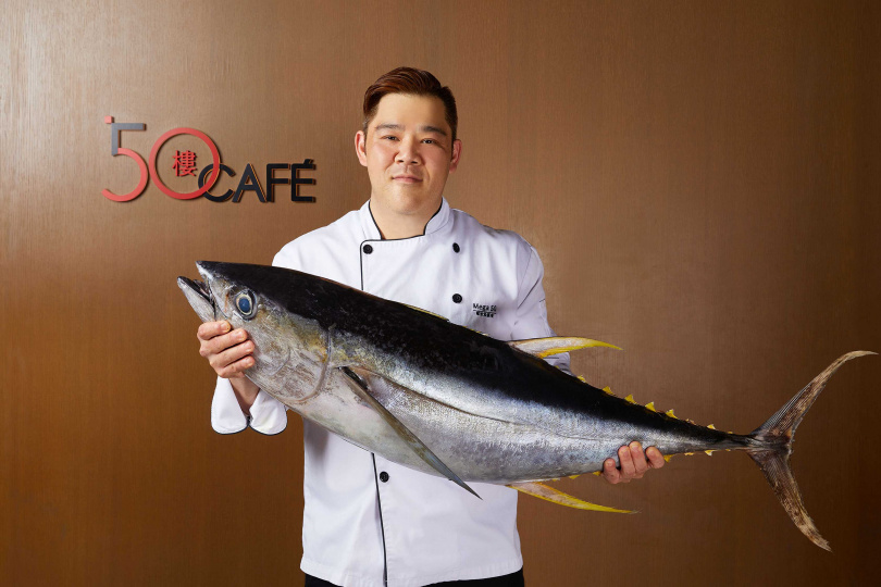 主廚楊能沛以東港鮪魚入饌，活動期間每週五晚上七點還有現切鮪魚秀。