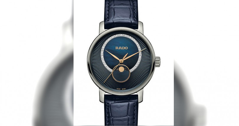 RADODiaMaster Quartz Moonphase Women's Watch錶殼：陶瓷材質／錶徑35mm機芯：石英機芯功能：大三針／月相防水：50米定價：61,900元。（圖／品牌提供）