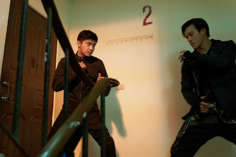 王柏傑在《美食無間》飾演殺手，有不少動作戲。其中一場樓梯間的打戲最為困難。（圖／發起日影視）
