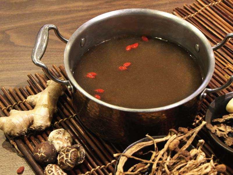 木櫃工廠特別推出冬日濃潤暖胃湯底「藥膳養生排骨湯」。