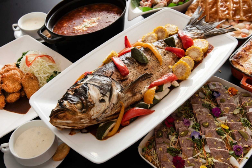 義式風味紅醬魚選用重達三公斤的台灣鰱魚，打造出那不勒斯風格的義大利魚料理。