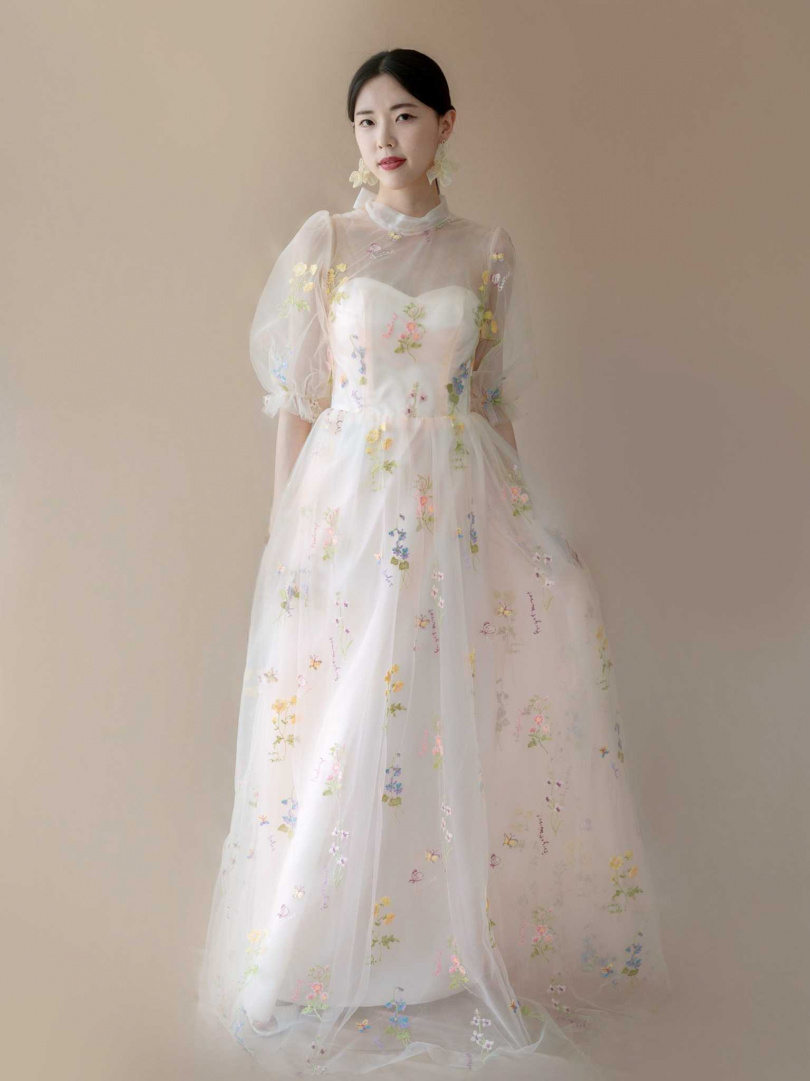 Dahlia Blanc的花朵刺繡輕婚紗，如夢似幻彷彿穿越花海，每一朵花都是手工刺繡，為婚禮帶來一份細緻的浪漫。  