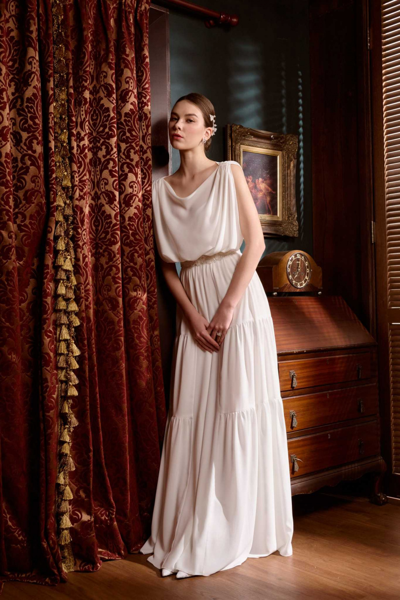 L'atelier Ceres的空靈希臘兩件式輕婚紗，輕盈而優雅，仿佛是希臘神話中的仙女，穿梭在愛情的童話中，這不僅是一套婚紗，更是愛情的永恆象徵。  