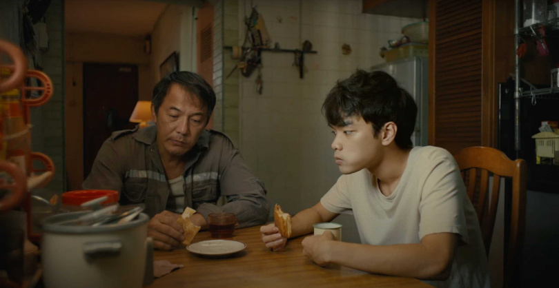 戴立忍（左）在《明天比昨天長久》與飾演兒子的陳嘉良是感情相當疏離的父子。（圖／飛望影像提供）