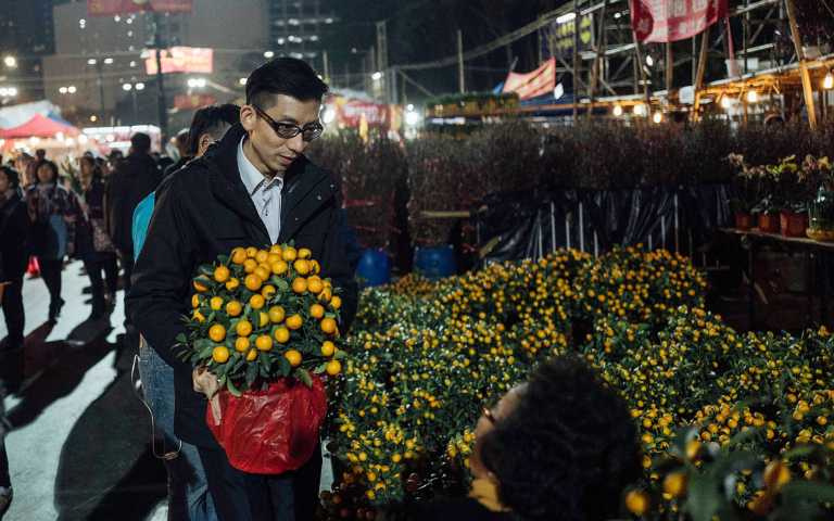 維多利亞公園的年宵花市在香港規模最大，不少人會來買金桔與招戀情的桃花，除了花材亦販售各式年節用品。（圖／香港旅遊發展局提供）