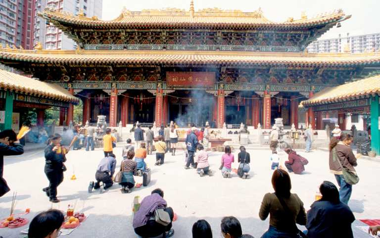 黃大仙廟是香港著名廟宇，大年初一常吸引善信前往搶頭香，春節期間更是香火鼎盛。（圖／香港旅遊發展局提供）