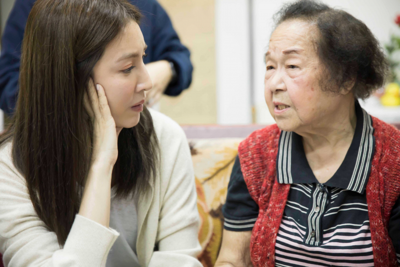 楊謹華身體力行做公益，探望92歲獨居奶奶。（圖／愛最大慈善光協會提供）