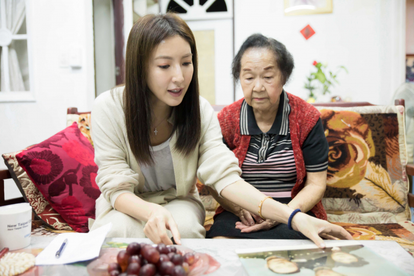 楊謹華身體力行做公益，探望92歲獨居奶奶。（圖／愛最大慈善光協會提供）