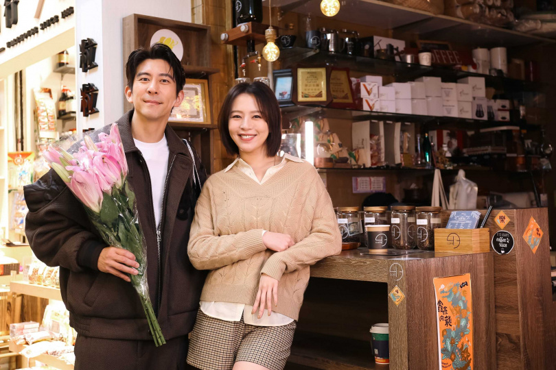 修杰楷收到劉品言媽媽送的鮮花。(圖/鏡電視提供)