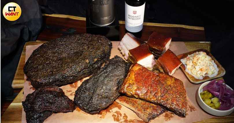 記者會現場展示bark.Q的「旗艦牛前胸肉」、「煙燻牛頰肉」等品項,很適合搭配紅酒或單一麥芽蘇格蘭威士忌等酒款品嘗。(圖/魏妤靜攝)