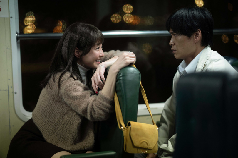 《我們與惡的距離 II》謝欣穎在人生低谷遇見單純老實的黃鐙輝。(圖/CATCHPLAY+)