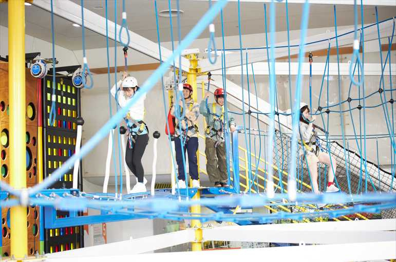 繩索漫步區，結合高空挑戰，膽量與平衡的試煉。（©トンデミ平和島）