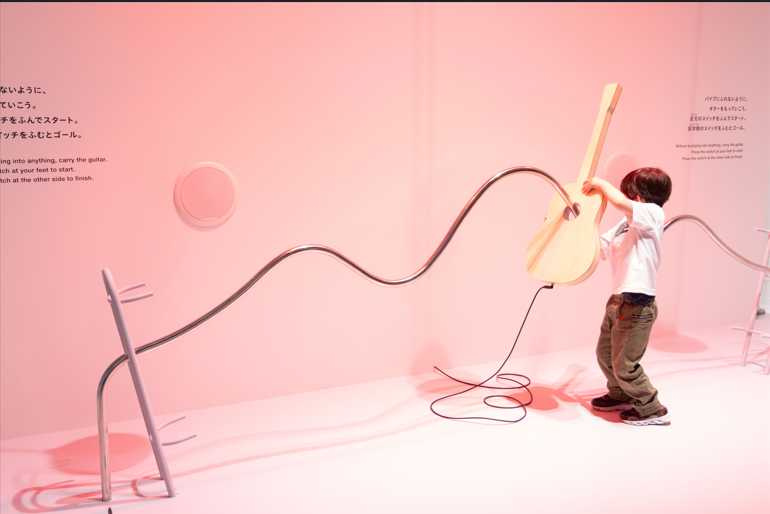 「搬運挑戰（もちはこびトライアル）」是展覽的看點之一，需要高度的專注力，無論大人小孩都能樂在其中。展品〈もちはこびトライアル〉。（©TOKYO NODE PR事務局）