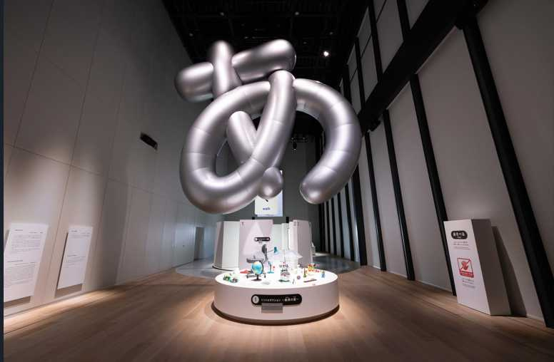 從天花板垂降而下的巨大「あ」字母裝置，象徵著重新覺察的起點，重新解構日常行為，體會生活動作背後的意義與趣味。（©TOKYO NODE PR事務局）