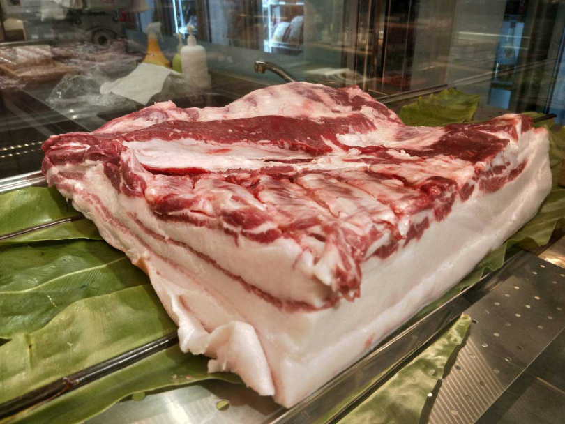 綿羊豬雖然脂肪佔比七成，但油脂雪白且含豐富不飽和脂肪酸，入口即化且風味迷人。（圖／永隆牧場提供）