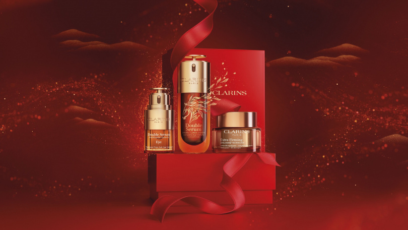 克蘭詩馬上年輕尊寵禮盒，內含黃金雙萃精華50ml、黃金亮眼萃20ml、煥顏緊緻膠原日霜50ml、身體調和護理油100ml / 16,888元。（圖／品牌提供）