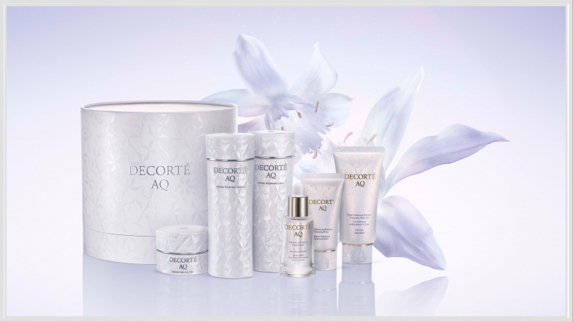 黛珂AQ煥妍嫩白光采美肌禮盒II，內含AQ煥妍卸粧凝膠60g、AQ煥妍洗顏霜30g、AQ煥妍嫩白乳100mL、AQ煥妍嫩白露100mL、AQ煥妍嫩白輕乳霜10g、AQ淨透毛孔美容油15mL / 4,300元。（圖／品牌提供）