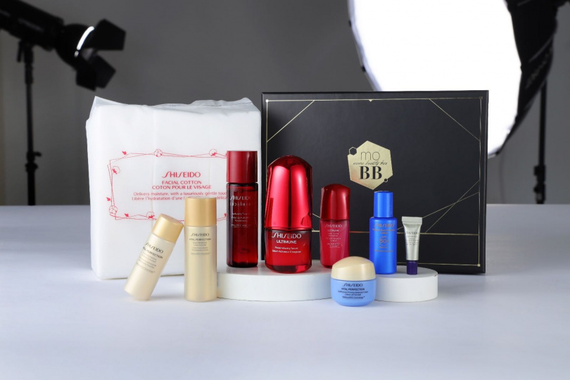 資生堂國際櫃✕momo Beauty Box，內含紅妍山茶花修護精華15mL+10mL、紅色活酵超導奇蹟露30mL、激抗痕亮采緊緻霜(豐潤)15mL、激抗痕亮采緊緻露(豐潤)25mL、激抗痕亮采緊緻乳(豐潤)15mL、激抗痕亮采緊緻抗皺精華乳A+2mL、新・豔陽夏水離子熱防禦UV隔離露SPF50+PA++++15mL、輕柔感化粧棉165片 / 1,888元。（圖／品牌提供）