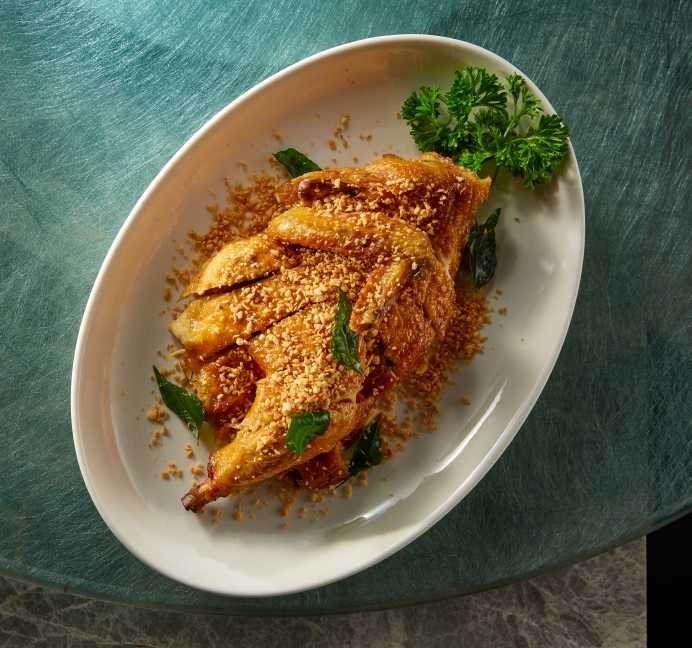 新加坡米其林一星「莆田」中餐廳：脆皮蒜香雞。（圖／莆田提供）