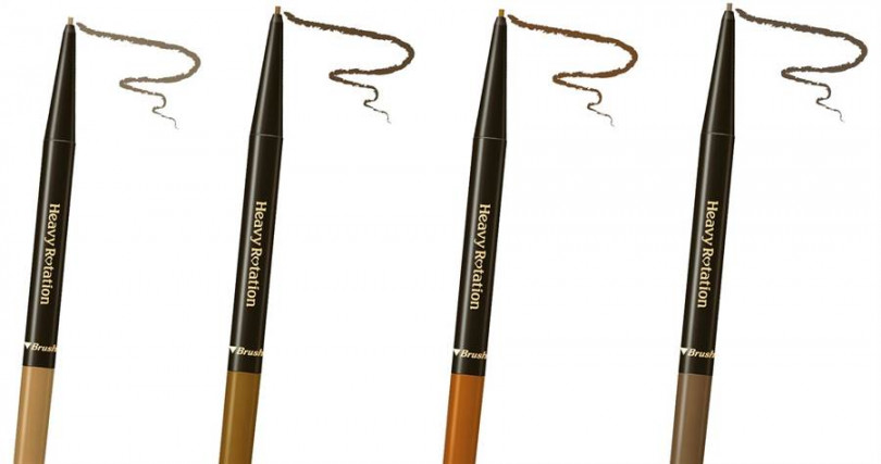 KISSME的「美眉持色柔霧眉筆」擁有1.6mm的細緻筆芯、軟硬適中，可幫妳打造根根分明的毛流；最貼心的是還附有柔軟的纖細螺旋眉刷，溫柔暈染眉尾不走型。(圖/品牌提供)