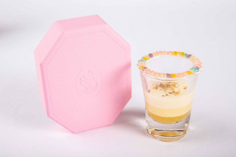 造型絕美的「桂花優格杯」，將酸甜芬香的檸檬桂花優格填入小巧玻璃杯中，於杯口綴上一圈粉紅、粉黃、粉藍、粉綠果膠，美如彩色寶石，靈感來自施華洛世奇GEMA系列首飾。