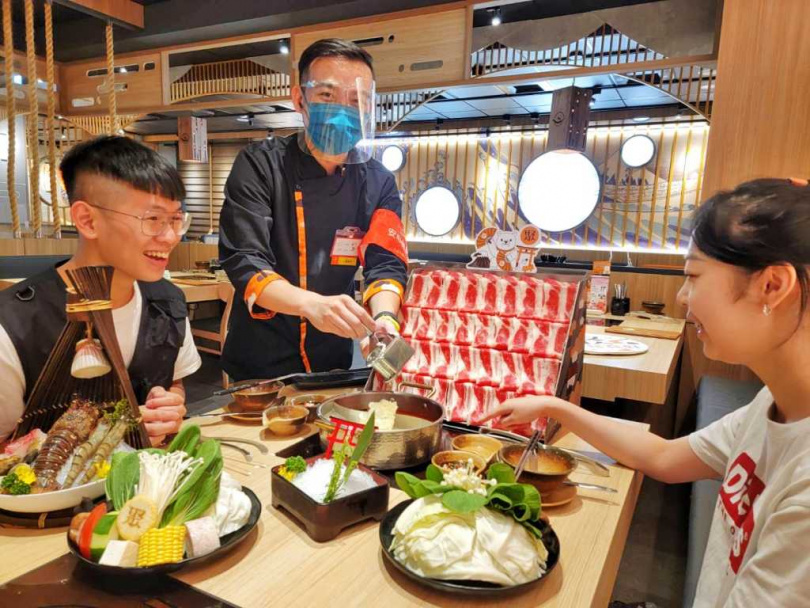 聚北海道鍋物熱情服務可讓顧客感受到聚在一起真好。