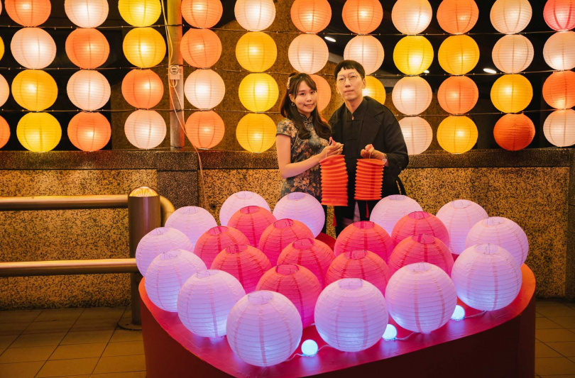 金山岩設置粉色系燈籠及愛心裝置營造浪漫氛圍。