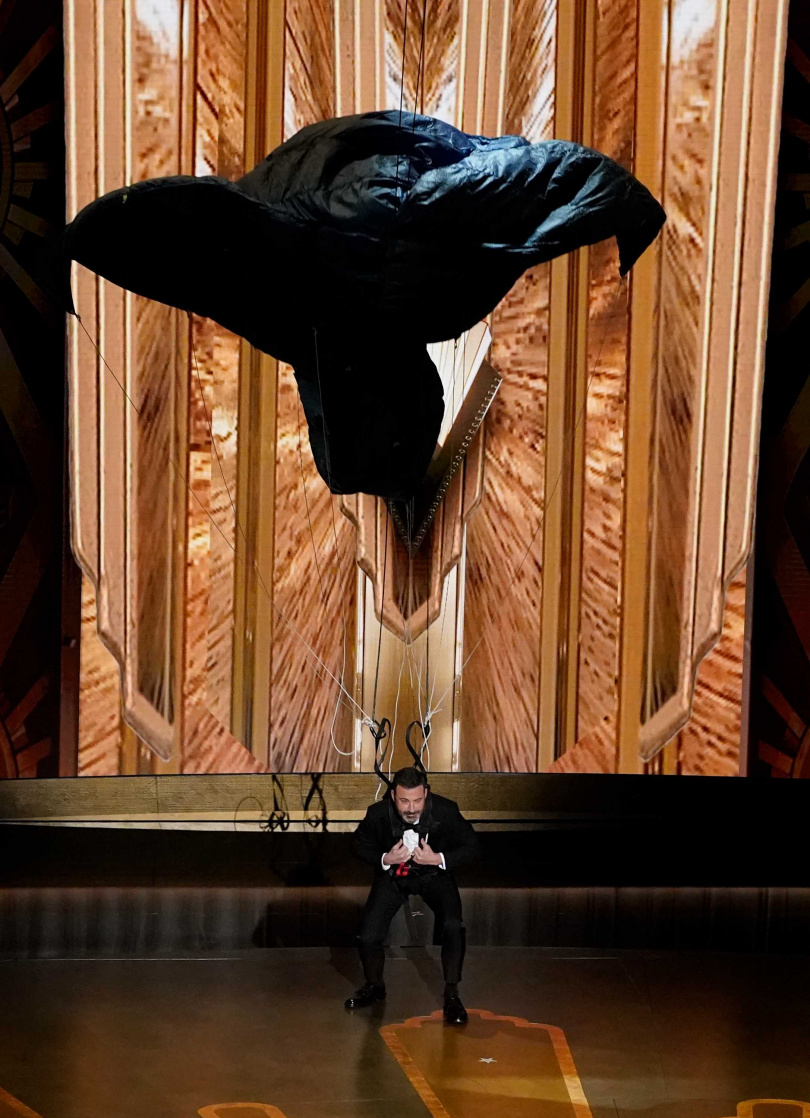 吉米金摩以降落傘方式，登上奧斯卡頒獎典禮。（圖／美聯社提供）