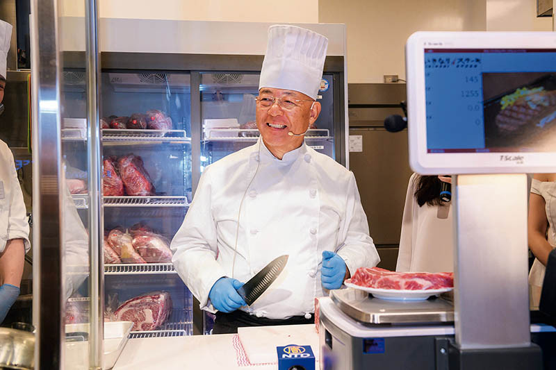 創辦人一瀨邦夫在Ikinari Steak台灣一號店開幕時，親自示範客製化服務程序。