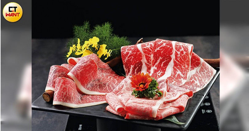 Percent Shabu熟成肉火鍋專賣的肉品皆至少經過21天溼式熟成。左起為澳洲純血巧克力和牛M9+臀上肉（8盎司，1,750元）、Prime等級安格斯黑牛無骨牛小排（8盎司，960元）、日本鹿兒島黑毛和牛A5等級霜降肩小排（8盎司，1,690元）