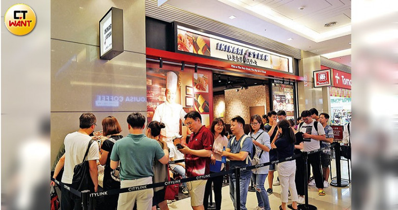 創辦人一瀨邦夫在Ikinari Steak台灣一號店開幕時，親自示範客製化服務程序。