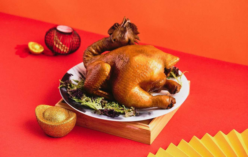 單點菜品「富貴文昌雞」選用阿里山下低密度飼養的玉米雞，肉質香甜、肥美有彈性。（全雞原價1,980元，圖／台北新板希爾頓酒店提供）