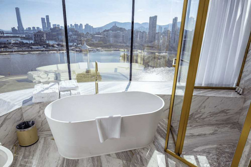 「YOHO金銀島酒店」部分客房設有全澳門首創的「露天日式風呂」，旅客能邊泡澡邊欣賞得天獨厚的美景。