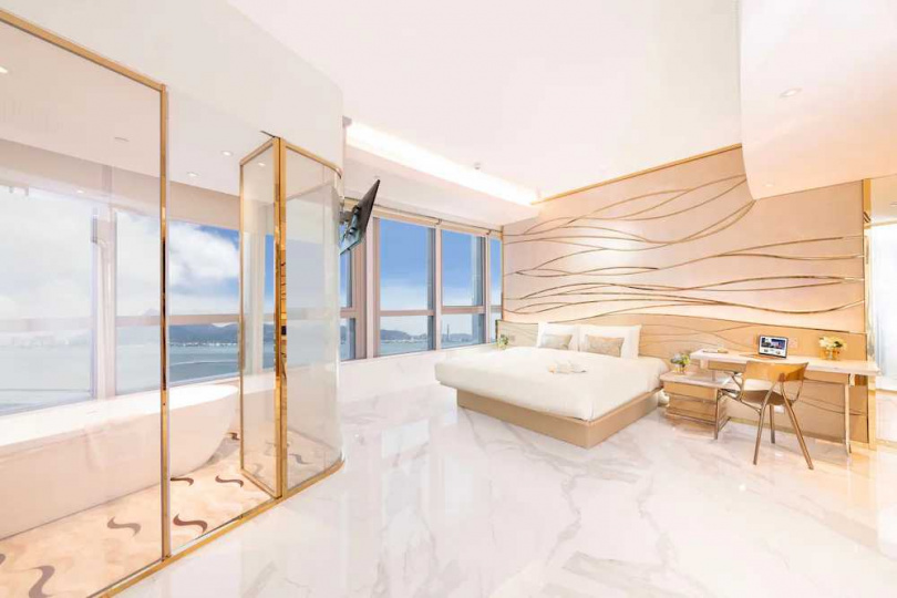 「麗豪航天城酒店」房間設計更採米白色系配金屬邊框，簡單不失輕奢感。