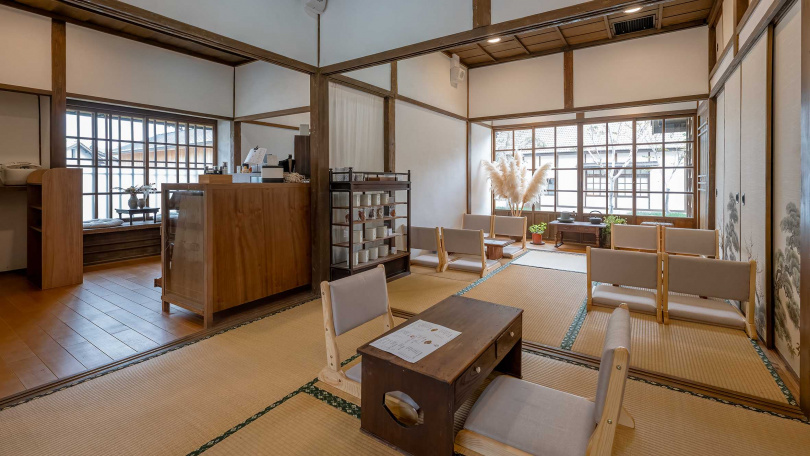 喫茶花覓Hanami空間十分典雅，還設有選物區販售自家茶品、果乾，以及台灣設計師創作的飾品與日本品牌香氛等。（圖／焦正德攝）