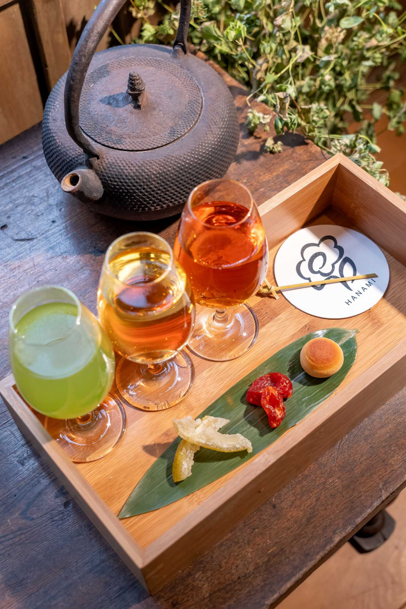 喫茶花覓Hanami獨家設計的茶套餐「茶盛典三味」，除了固定搭配綠茶、青茶與紅茶，還有三款迷你點心可佐茶。（299元，圖／焦正德攝）