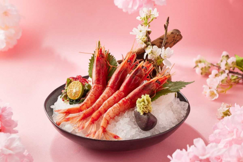 「藝奇和牛岩板燒 日本料理」出示指定畫面並消費任兩客套餐，就招待「胭脂蝦刺身」一份。