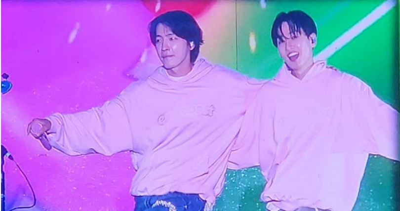 銀赫無預警登場，合體演唱〈Oppa Oppa〉。（圖／讀者提供）