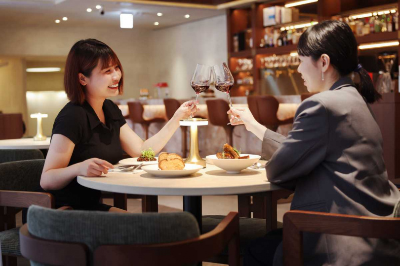 為歡慶開幕，即日起至2025年8月31日前凡至ORIGEN用餐，不限消費金額即贈精選西班牙白酒或紅酒乙杯，包場活動不適用。（圖／ORIGEN提供）