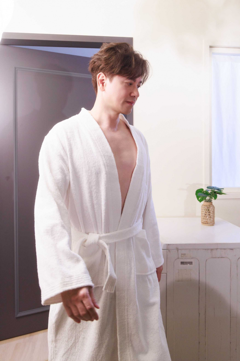 李聖傑透露為了MV中浴袍畫面特別加強「胸推」訓練。（圖／華納音樂提供）