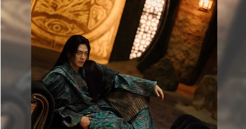 金宇彬飾演的精靈伊不利斯，被困神燈中900年。（圖／Netflix提供）