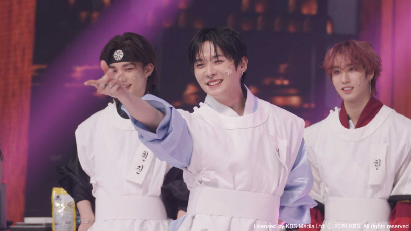 成員們分組展開15分鐘的黑白料理對決。(圖/Hami Video提供)