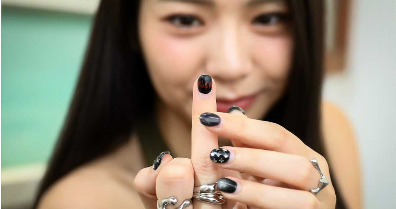 曾薀帆在中指寫上fxxk，相當有個性。（圖／侯世駿攝）