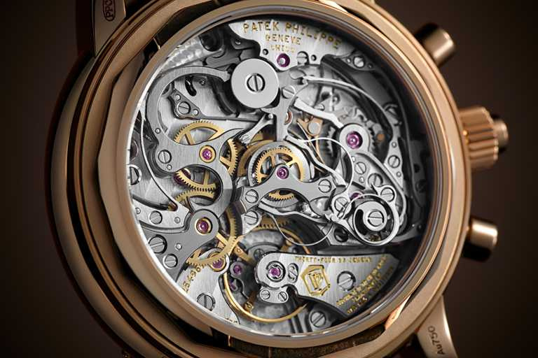 百達翡麗「雙秒追針萬年曆」腕錶（#5204R-011），40mm，玫瑰金錶殼，CHR 29-535 PS Q手動上鍊機芯╱9,039,000元。（圖╱PATEK PHILIPPE提供）