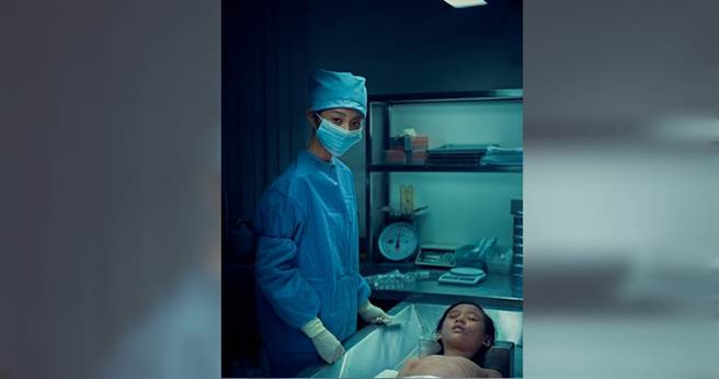 邵雨薇在《緝魔》中飾演女法醫。（圖／華映提供）